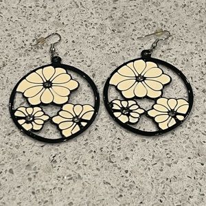 *Vintage flower theme thin metal etched dangle pierce earrings